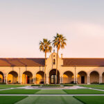 Quảng trường đại học kiểu kiến trúc Mission Revival California — minh họa cho bài viết Du học California